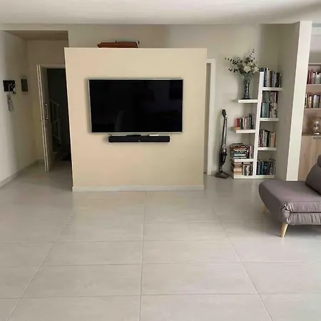 Apartment Charming 2-bedroom 2 Bath - *