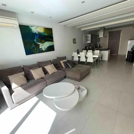 Charming 2-bedroom 2 Bath - *
