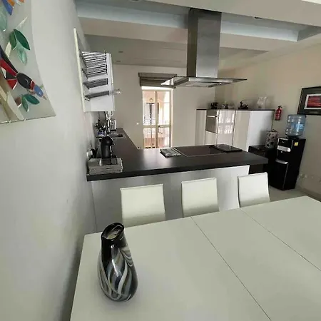 Apartment Charming 2-bedroom 2 Bath -
