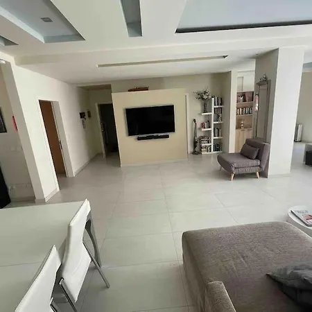 Charming 2-bedroom 2 Bath - *