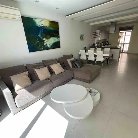 Charming 2-bedroom 2 Bath - Lägenhet *