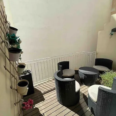 Charming 2-bedroom 2 Bath - Lägenhet