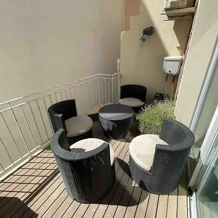 Charming 2-bedroom 2 Bath - *